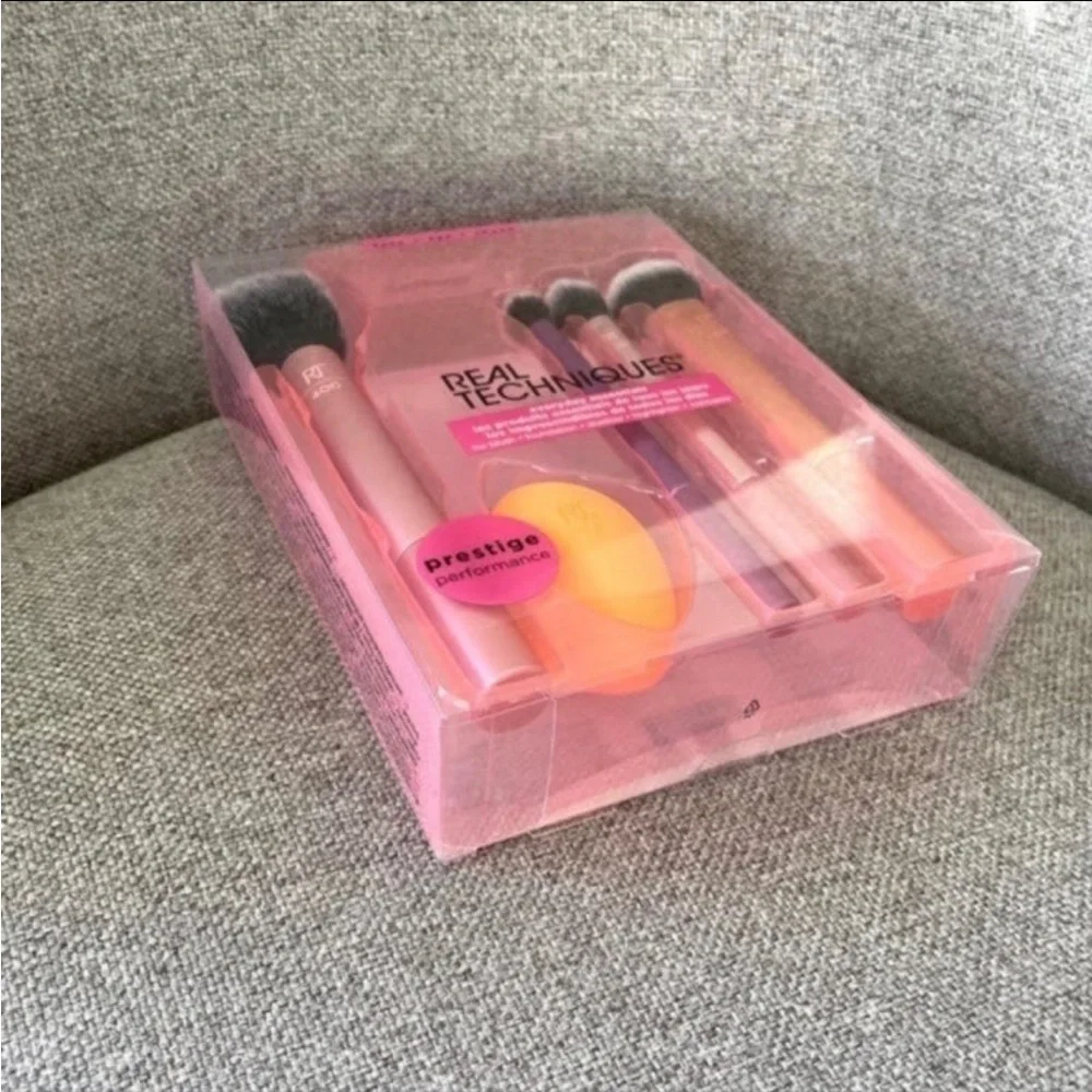 Real Techniques Everyday Essential Brush Set Beauty Tools Gift Set NEW‎ Box